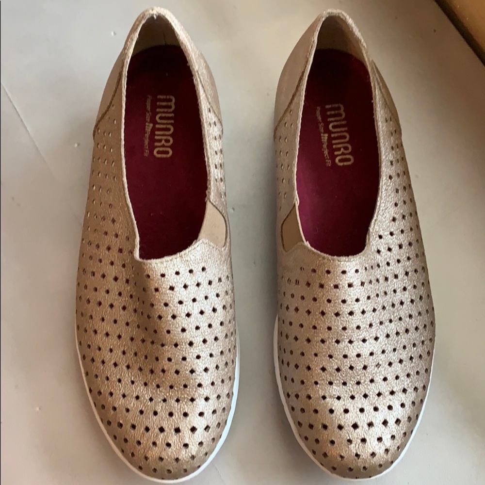 Munro Skipper slip ons